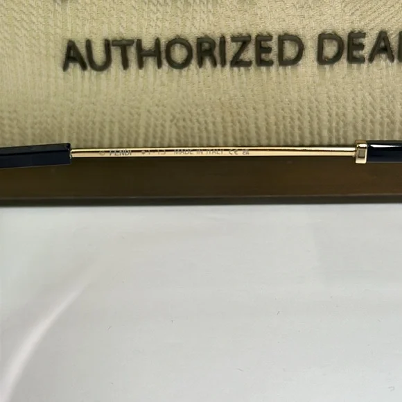 New Authentic Fendi Brown Pilot Unisex Sunglasses FE40080U 30E 65. - Picture 14 of 16